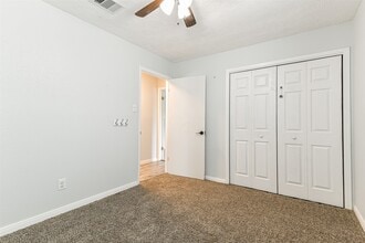 Building Photo - 207 Woodvale Dr