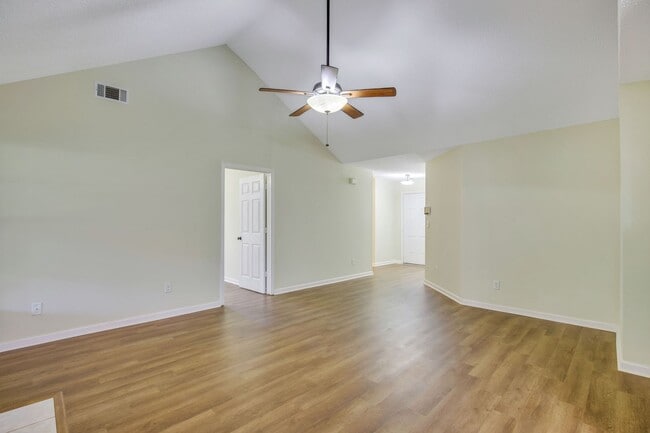 Building Photo - Spacious 3 Bedroom home