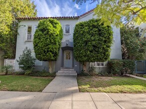 Building Photo - 208 N La Peer Dr