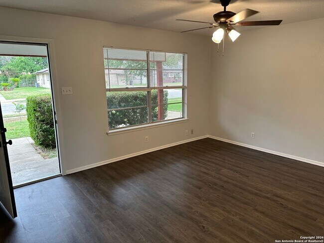 Foto del edificio - 7211 Westglade Dr