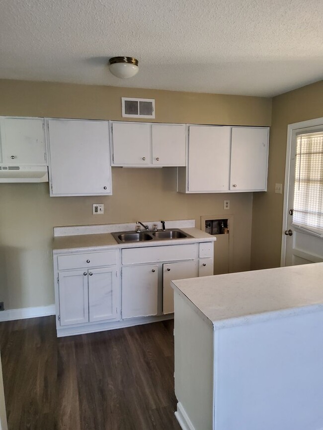 Foto del edificio - 3677 Hillbrook Rd