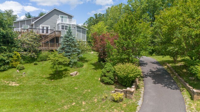 Foto del edificio - 440 Aurora Ln