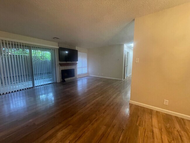 Foto del edificio - Beautiful Updated Condo with 2 Private Out...