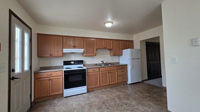 Building Photo - Spacious 2-Bedroom Townhouse w/ Water Incl...