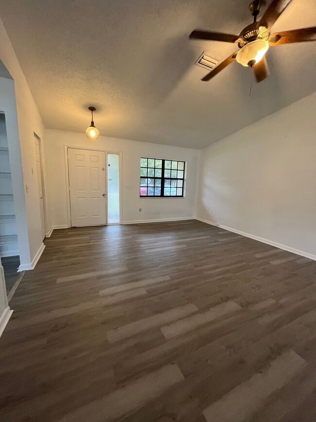 Building Photo - Single Family Home with new Flooring!