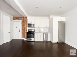 Building Photo - Renovated Spacious 1-Bed 1-Bath / West Cro...