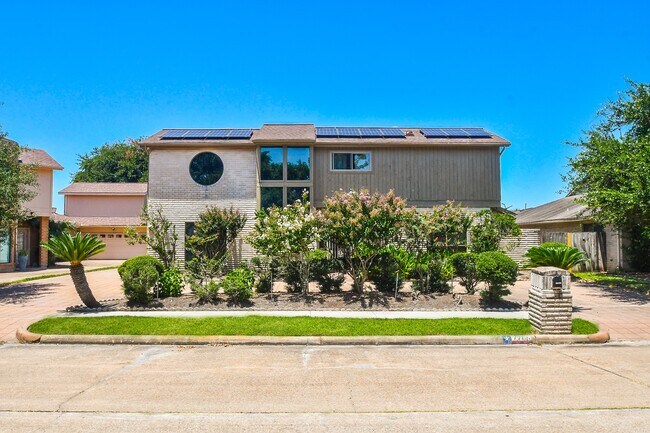 Foto del edificio - 7706 Coachwood Dr