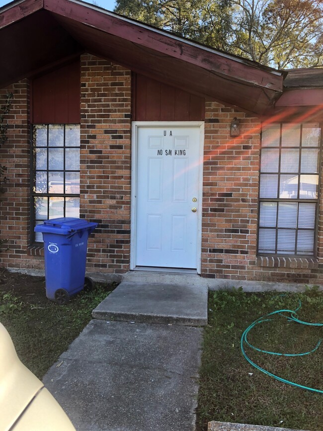 Building Photo - 137 Clinton Ct
