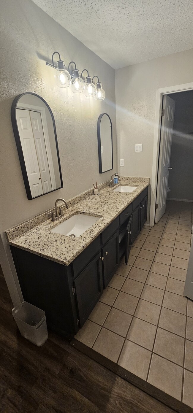 Building Photo - 504 Suzzane Rd