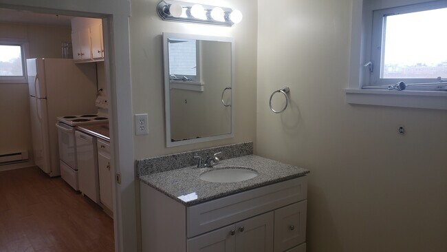 Full Bath W Tub - 1 Railroad Ave