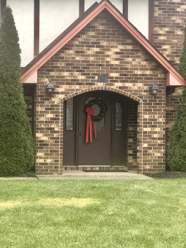 Primary Photo - 888 Pearson Cir