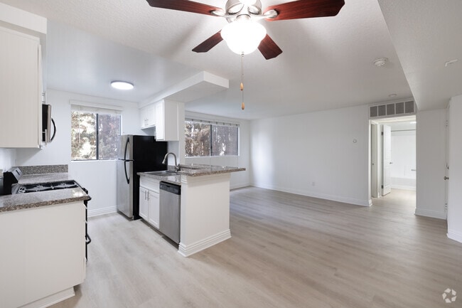 2BR, 2BA - 890SF - Dining Room - Chateau W6600