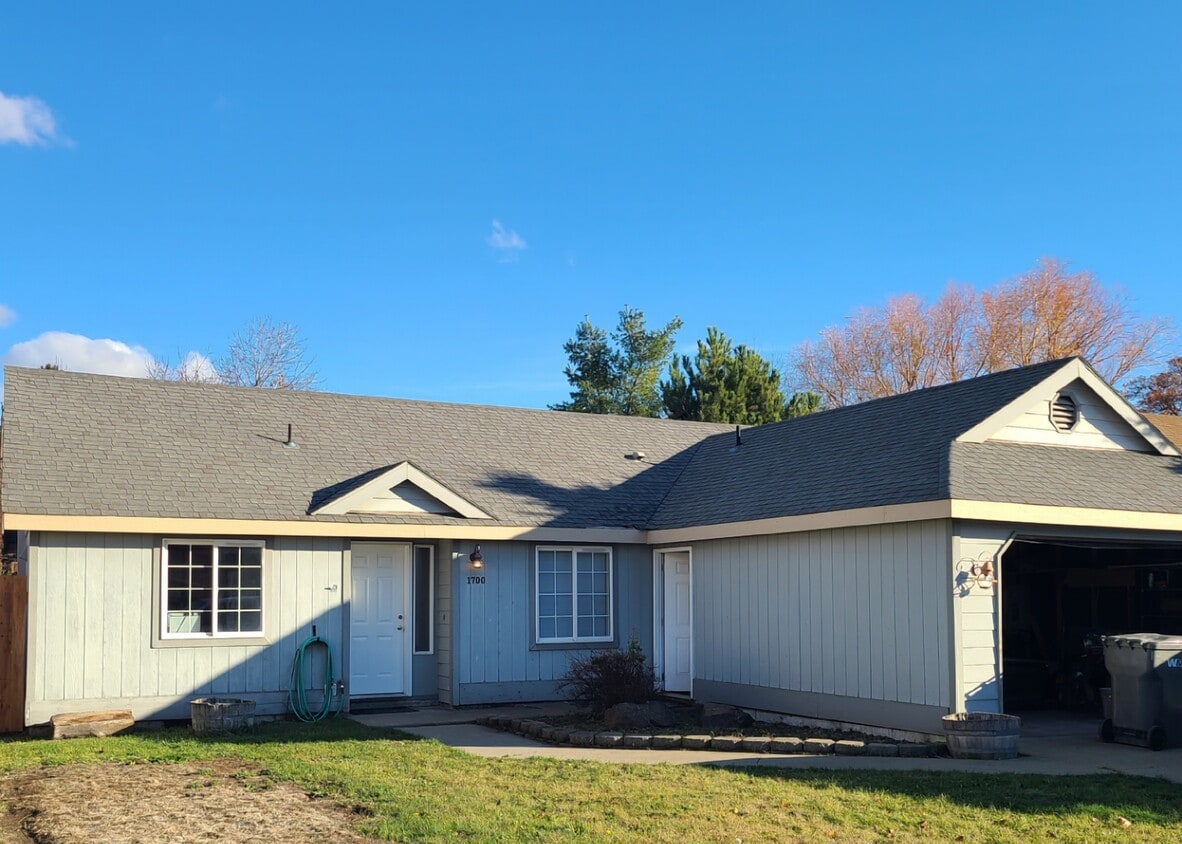 Foto del edificio - 1700 N Iowa St