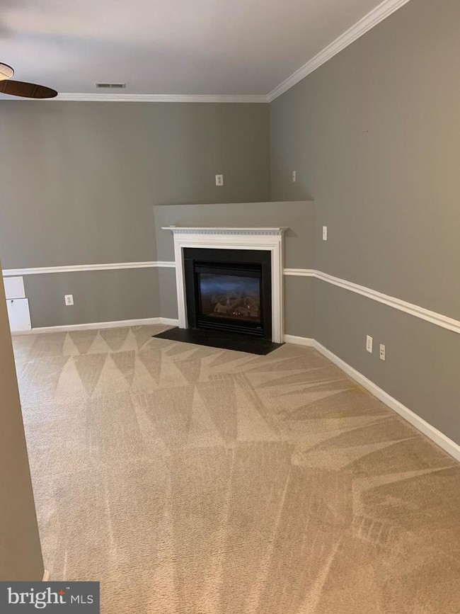 Foto del edificio - 6913 Rolling Creek Way