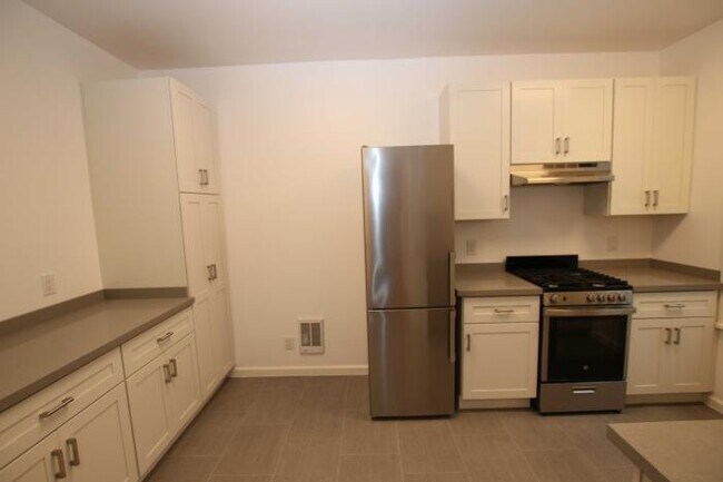 Building Photo - bedroom in San Francisco CA 94117