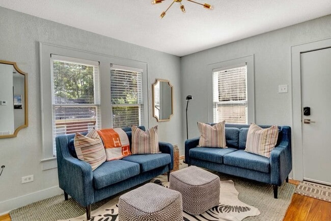 Building Photo - Newly Renovated Spacious Garage Apartment