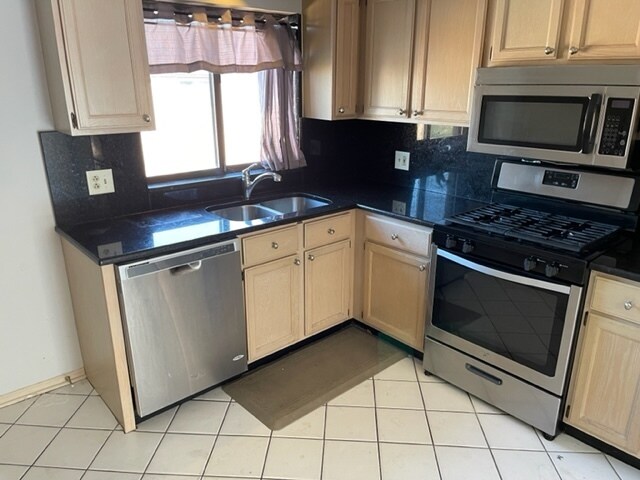 Foto del edificio - 8430 W Catalpa Ave