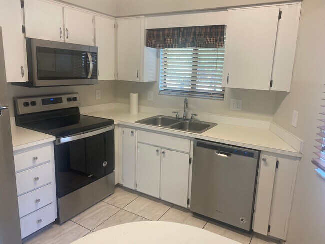 Building Photo - Charming 2-Bedroom Condo in Peaceful Foxha...