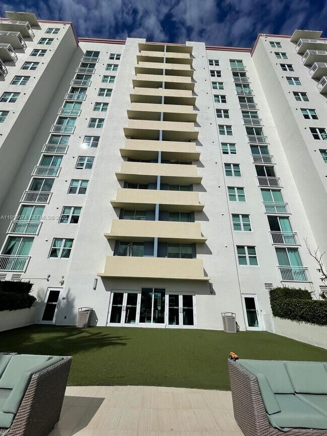 Foto del edificio - 3000 Coral Way