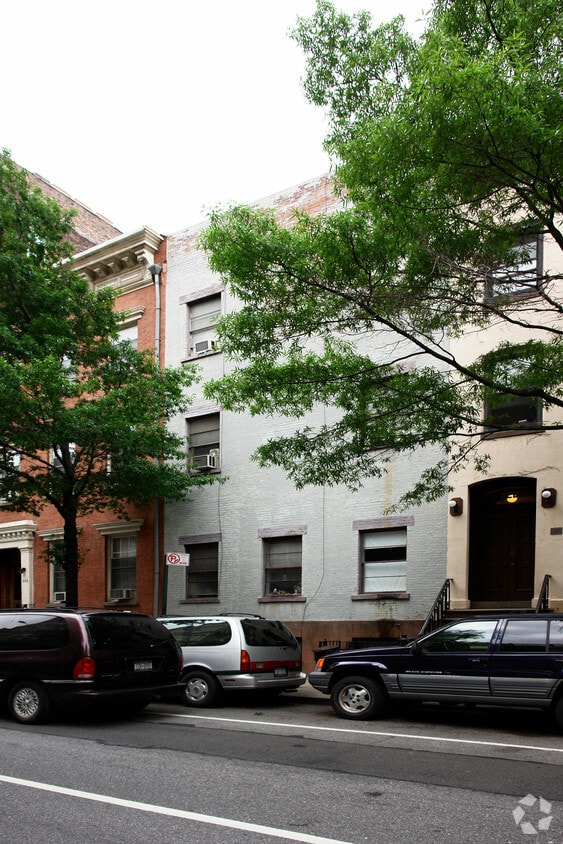 Primary Photo - 320 W 20th St