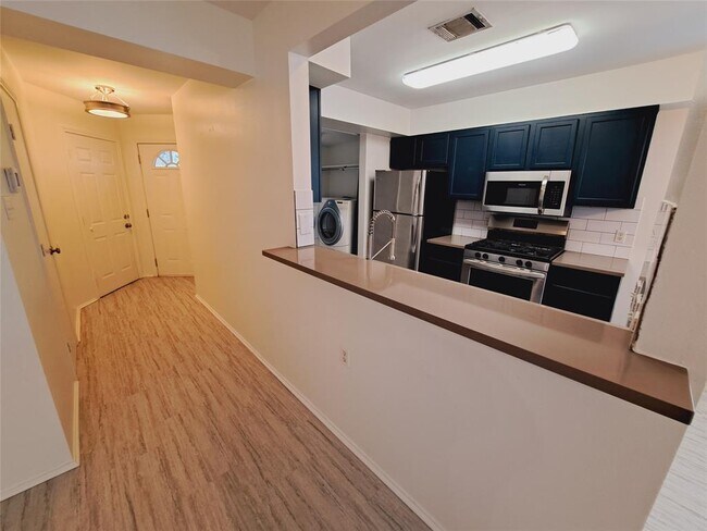 Foto del edificio - 6703 Hill Oaks Dr