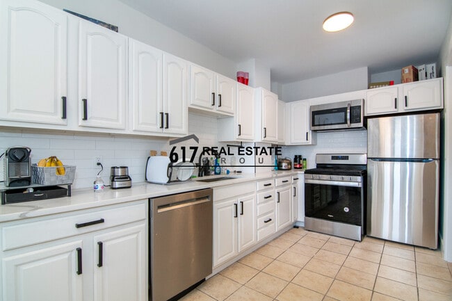 Building Photo - 448 Park Dr