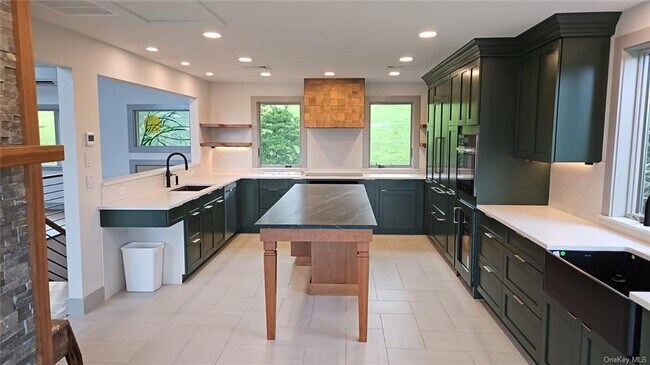 Foto del edificio - 303 Hurd Rd