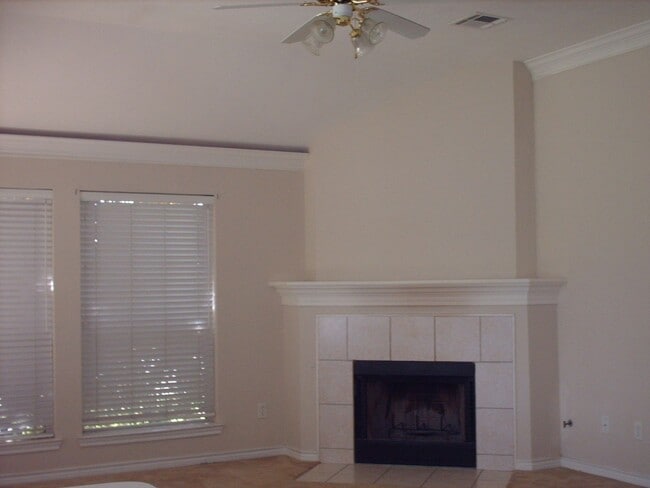 Building Photo - Beautiful 3/2 House A On Corner Lot!