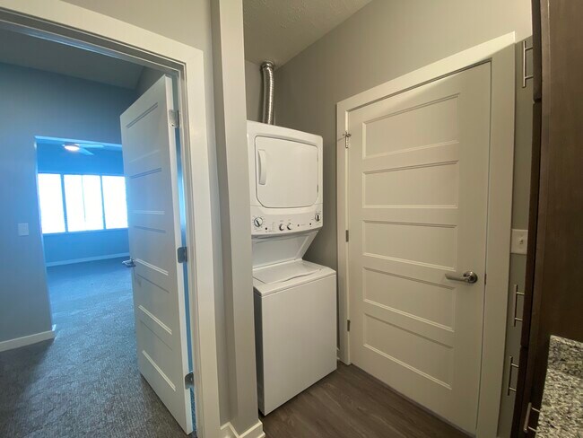 Building Photo - Centerline