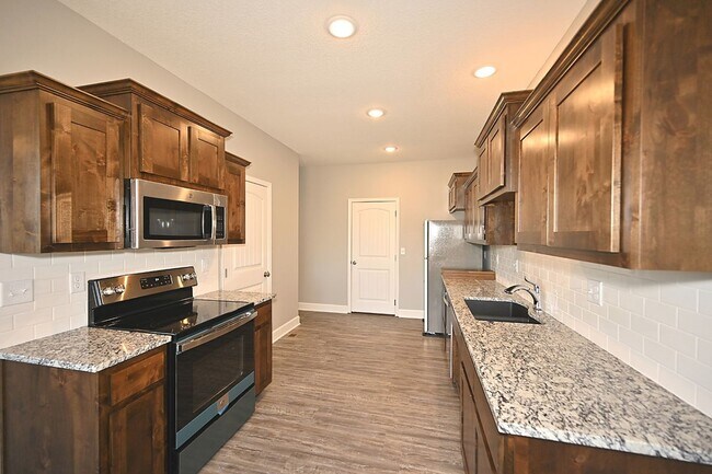 Foto del edificio - 3 bedroom, 2 1/2 bath duplex with a 2-Car ...