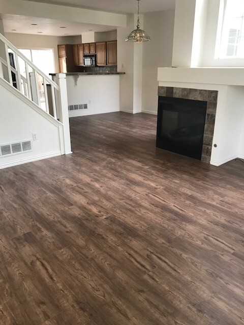 Building Photo - 2 bed, 2 1/2 bath - BEAUTIFUL and PRIVATE ...