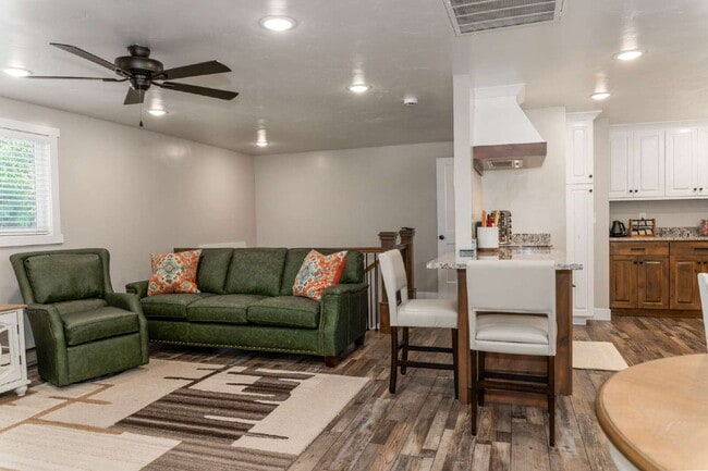 Building Photo - 451 W 200 S