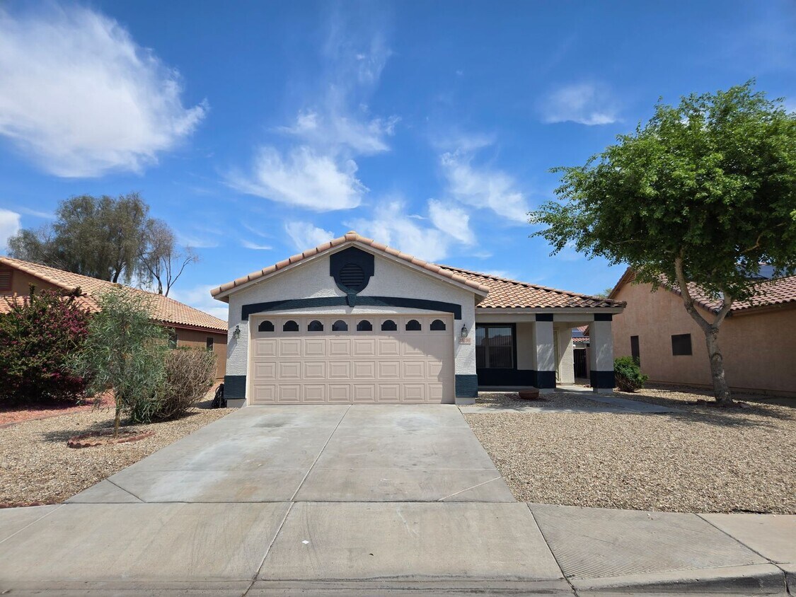 Foto principal - 3 bed, 2 bath in Surprise