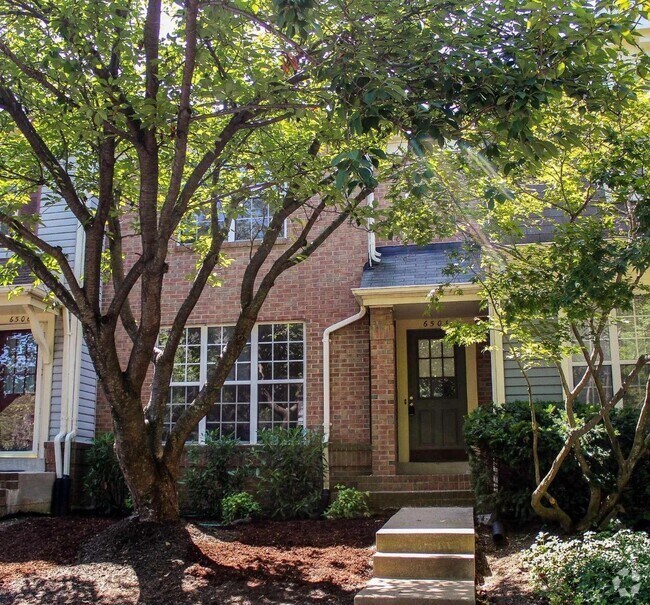 The Pinecrest Apartments for Rent with a Swimming Pool Alexandria, VA