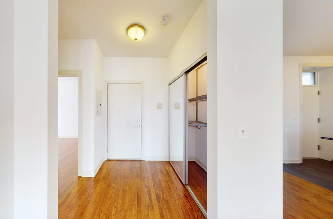 Building Photo - 401 E 57th St
