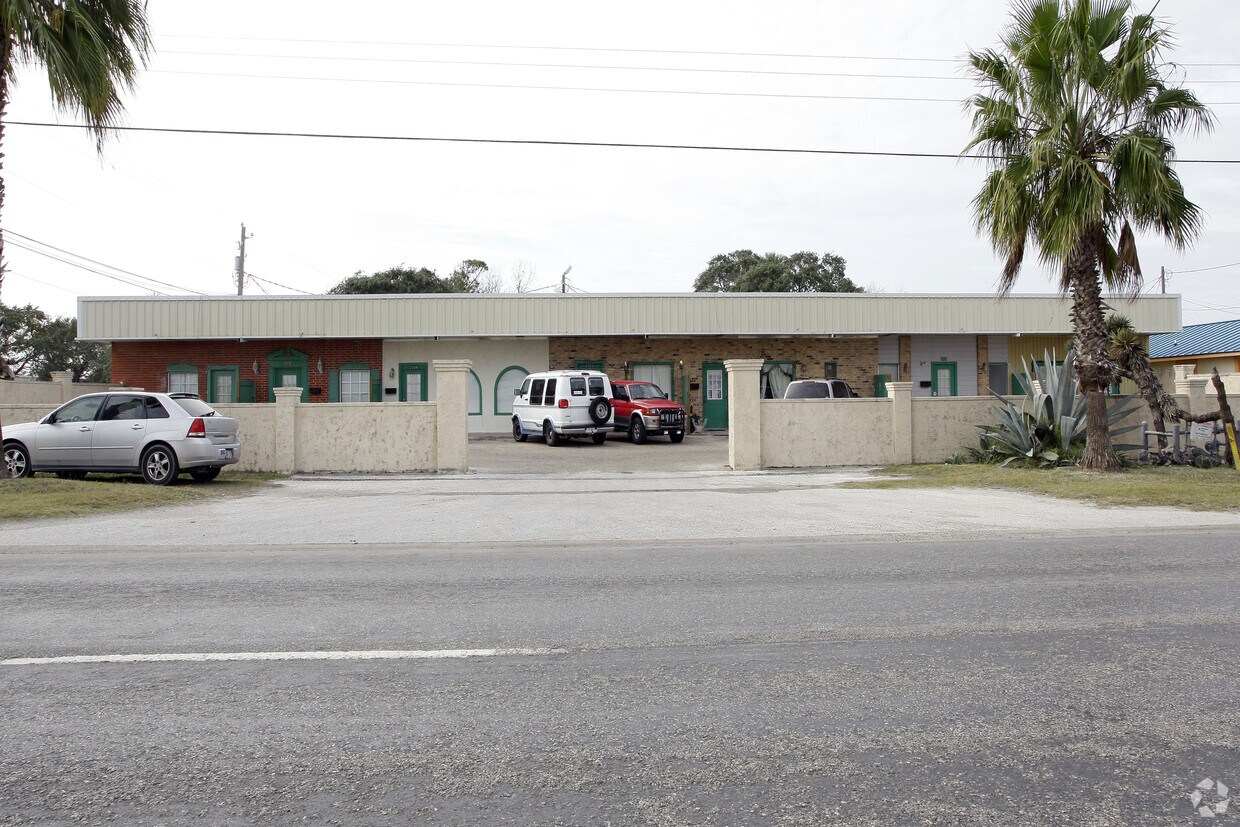 Primary Photo - Palm Center Apartments