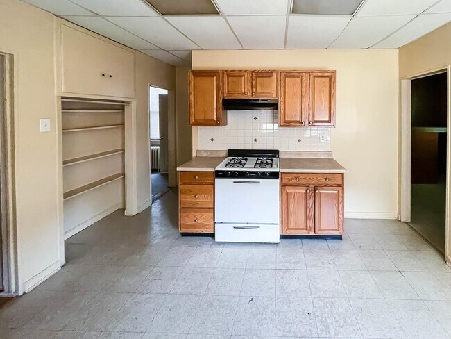 Building Photo - 170 Mallory Ave