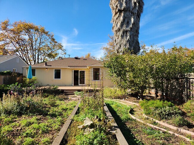 Foto del edificio - Two bedroom house in Redwood City