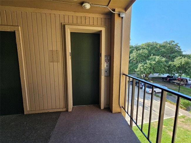 Foto del edificio - 12600 Melville Dr