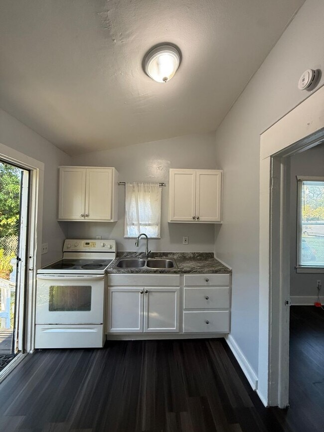 Photo - 1347 W 5th St Apartment