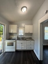 Building Photo - 1347 W 5th St