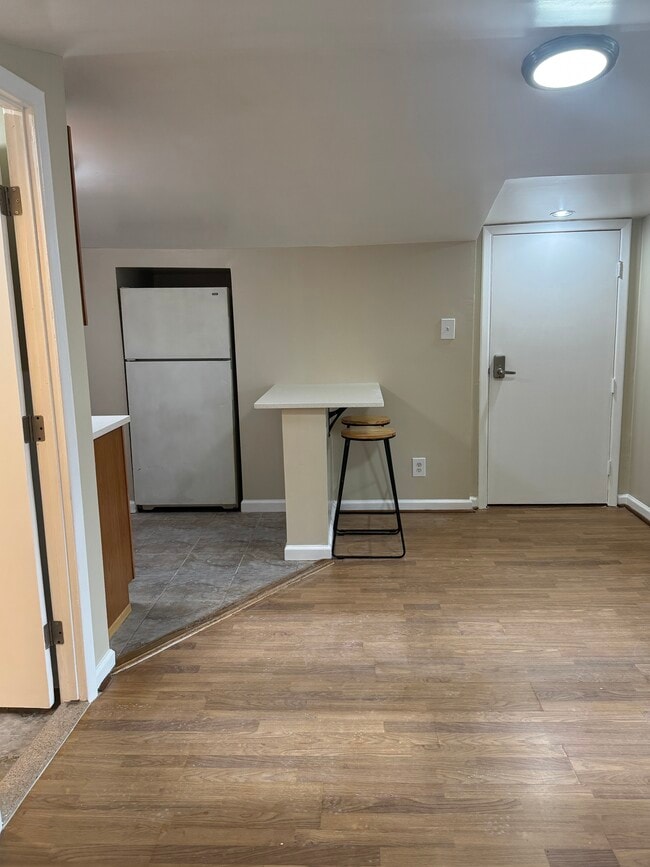 Building Photo - 569 Jerome St