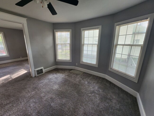 Building Photo - 3 Bedroom in Moline