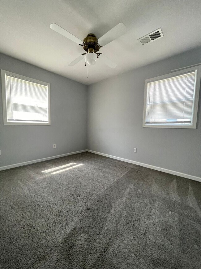 Foto del edificio - 3 BED 1 BATH SINGLE FAMILY, RANCH STYLE HO...