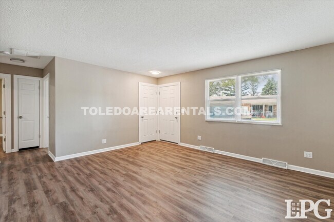 Building Photo - 6820 Wagoner Dr