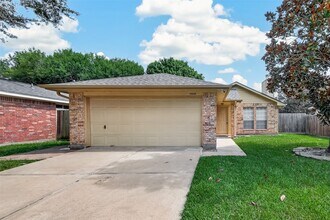 Building Photo - 15518 Town Green Dr