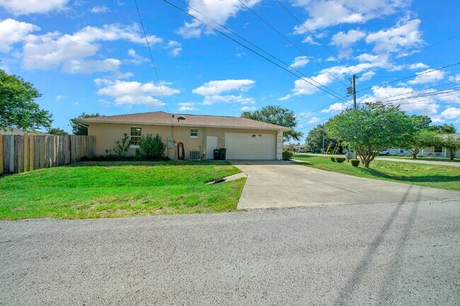 Building Photo - **Spectacular 3 Bd/bath home in great loca...
