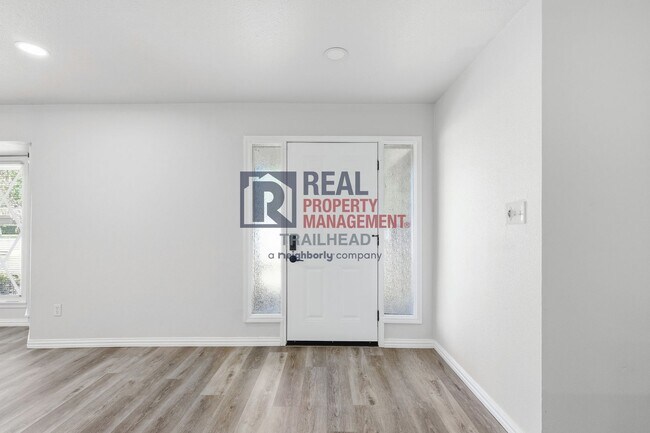 Foto del edificio - Spacious Modern 5 Bed / 2.5 Bath + 1 Bed / 1 Bath ADU in Wedgwood