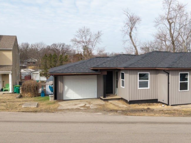 Building Photo - 601 Riverview Dr