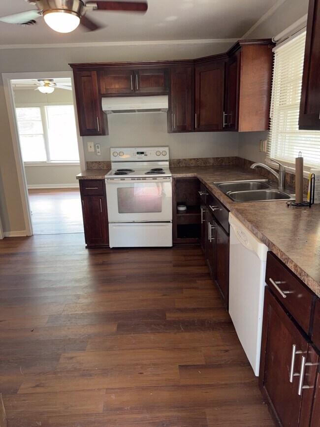 Building Photo - 437 Forest Hills Dr